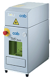 Laserový značkovač pro výrobu typových štítků THS+Basic s namontovanou laserovou hlavou laseru FL+ viditelnou v horní části obrázku.